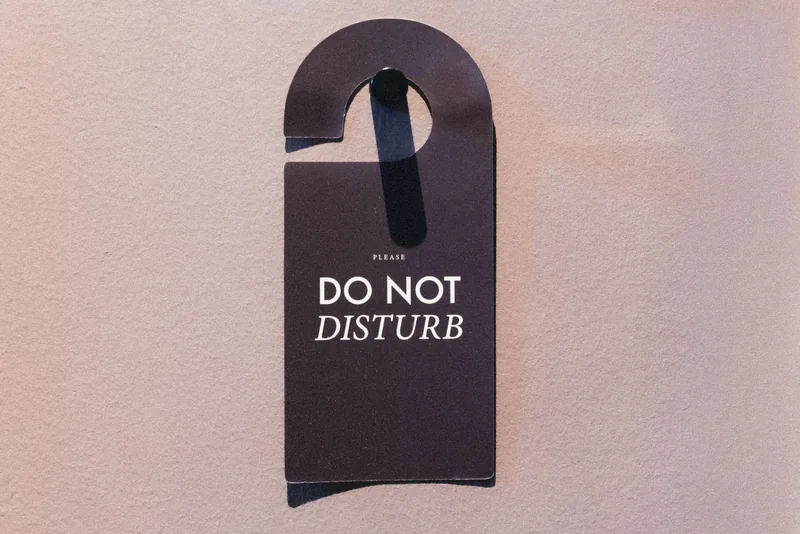 ドアノブにかける「DO NOT DISTURB」の札の写真