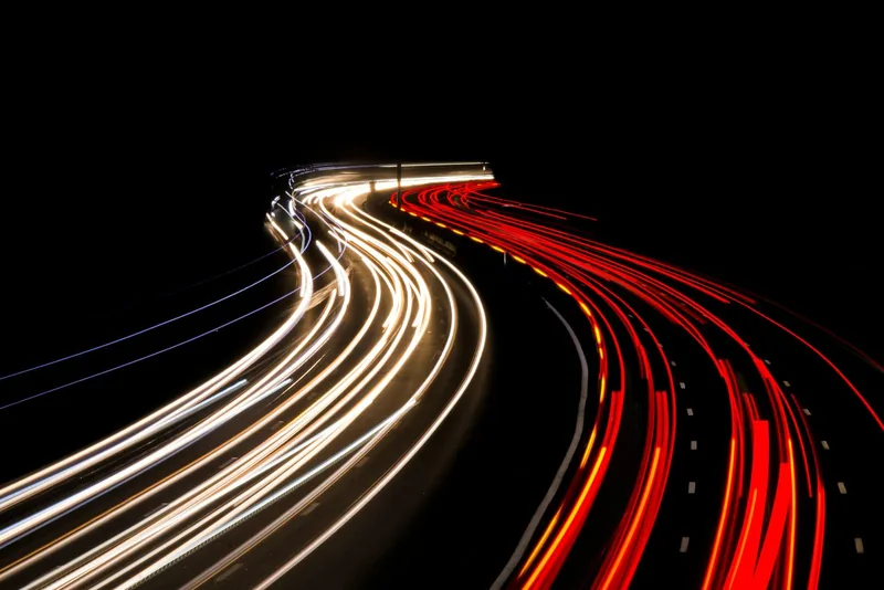 夜の道路を走る車の光が、長い線になって写った写真