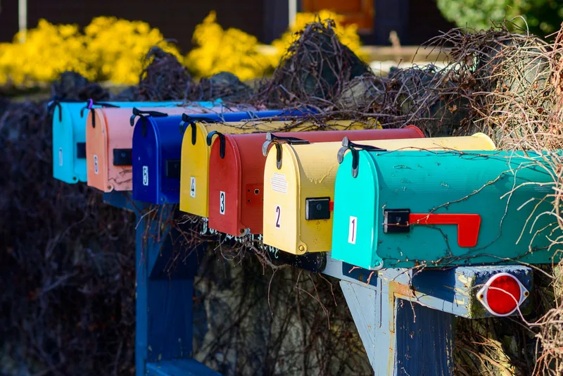 カラフルな郵便受けが、1列に並んでいる写真
