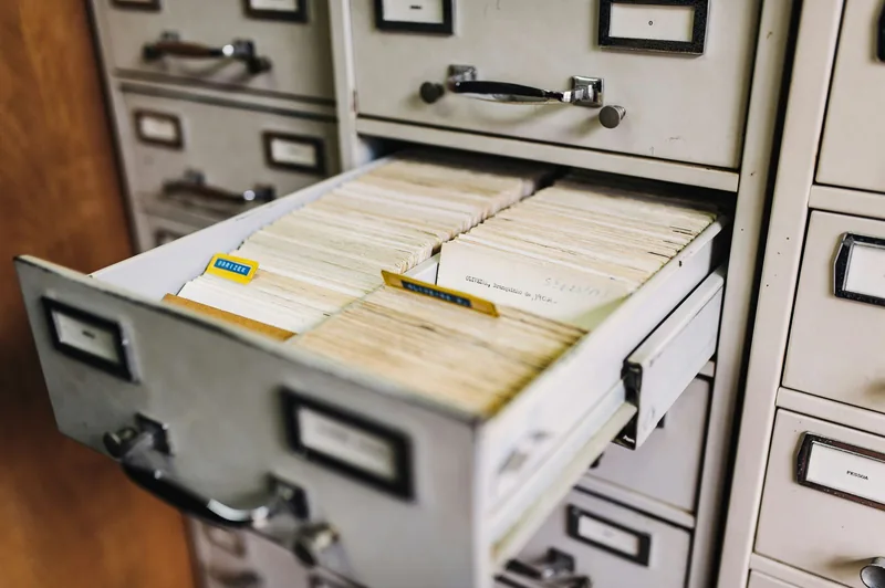 引き出しが開いた、古い書類棚の写真