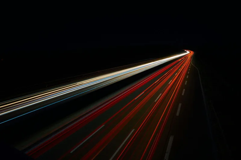 夜の道路を走る車の光が、長い線になって写った写真