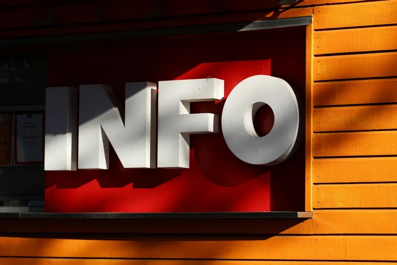 赤い看板に、白い大きな文字で「INFO」と書かれた写真