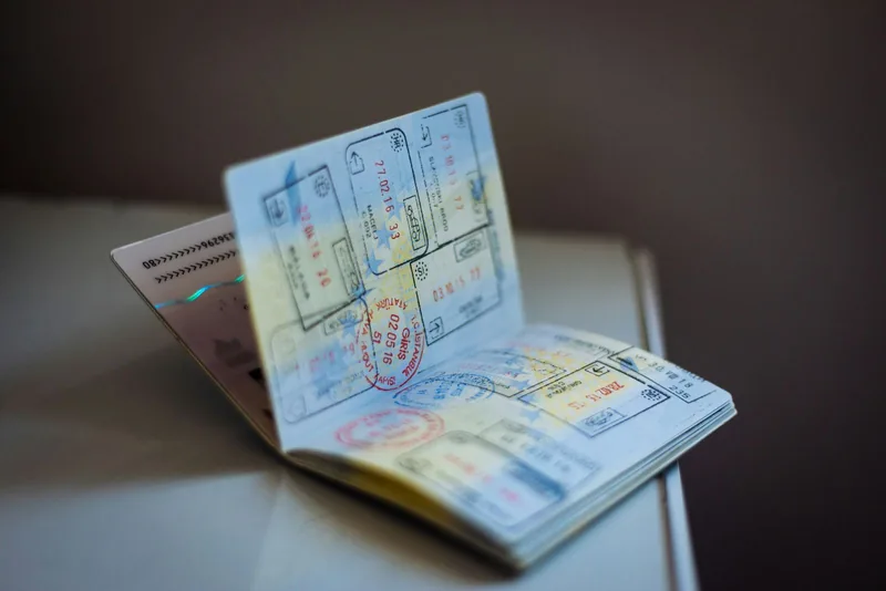 スタンプがたくさん押された、パスポートのページの写真